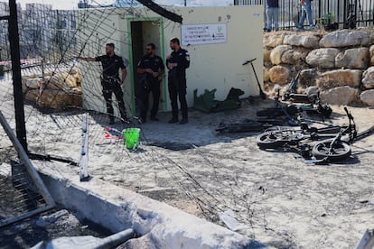 El refugio en el campo de fútbol junto al que impactó el misil el sábado en Majdal Shams.
