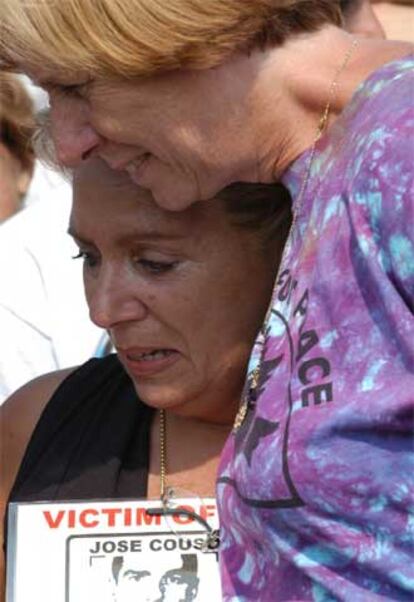 Cindy Sheehan abraza a María Isabel Permuy, ayer en Washington.