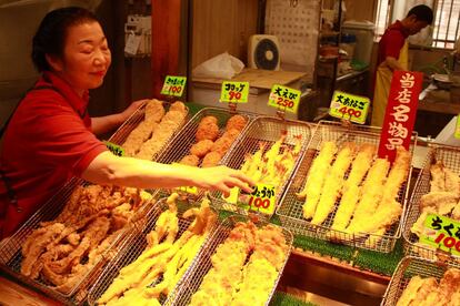 Puesto de tempura en el mercado de Kuromon (Osaka).