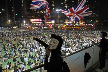 El miércoles, los manifestantes antigubernamentales portaban banderas británicas mientras los residentes se reúnian para protestar contra un manifestante adolescente baleado a corta distancia en el pecho por un oficial de policía y condenar así, las tácticas policiales y exigir a la vez responsabilidad, en Hong Kong.