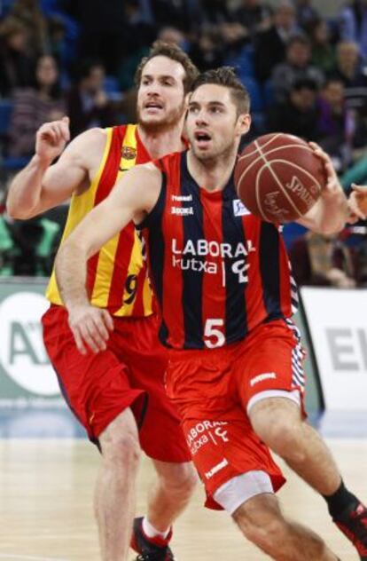 El escolta francés del Baskonia Fabien Causeur seguido por el base brasileño del Barcelona Marcelinho Huertas.