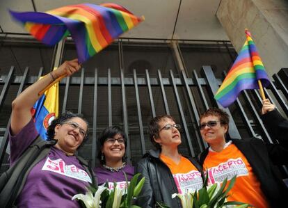 Marcela y Adriana, de naranja, a la derecha