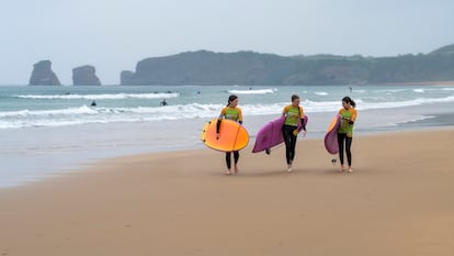 Tres chicas durante una clase de surf en la playa de Hendaya, en el País Vasco Francés.