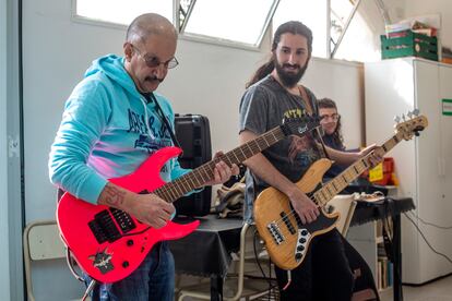 Dos integrantes de la banda durante el ensayo.