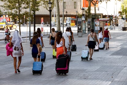 Varias turistas caminan por la Plaza Cataluña de Barcelona.