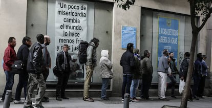 Cola formada el pasado jueves ante el comedor social de la Iglesia de San Ant&oacute;n, en Madrid.