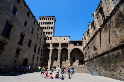 Plaza del Rei (Barcelona), donde se encuentra el Museo de Historia, que ofrece una visión retrospectiva de los momentos clave, urbanísticos, económicos y sociales de la formación de la capital catalana.