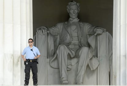 Un policía estadounidense hace guardia junto al Monumento a Lincoln en Washington. El monumento permanece temporalmente cerrado al público hasta que las autoridades determinen la causa del acto vandálico.