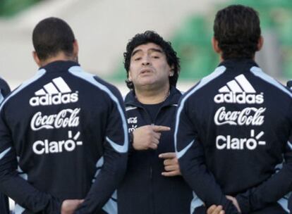 Maradona habla con sus jugadores en Moscú.