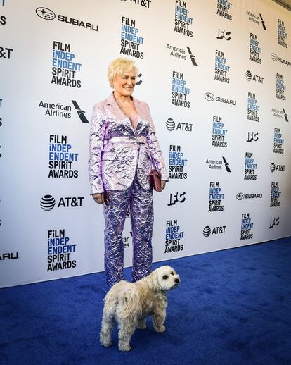 Glenn Close, que recibió el premio a la mejor actriz, llevó un traje arrugado de color violeta metalizado con zapatos de Jimmy Choo. El diseño lo firma Sies Marjan.