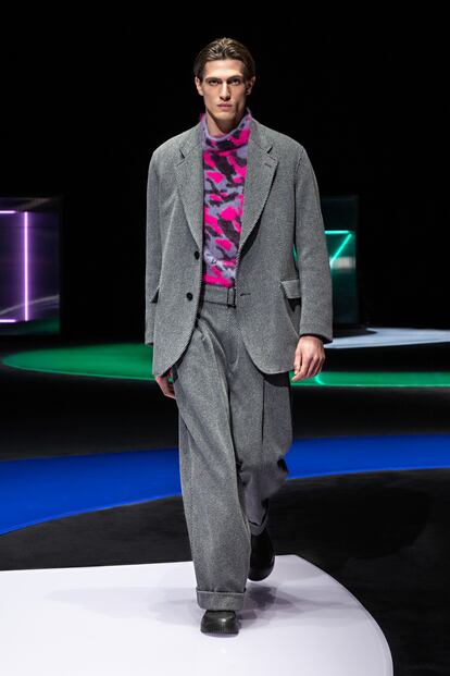 Colores que recuerdan a los años ochenta en la colección otoño-invierno 2021 de Emporio Armani.