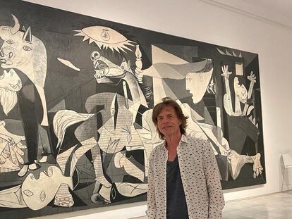 Mick Jagger posa frente al 'Guernica', en el Museo Reina Sofía de Madrid.