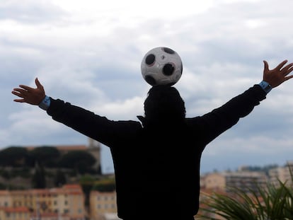 Maradona celebra a estreia de seu documentário em Cannes, na França, em 2008.