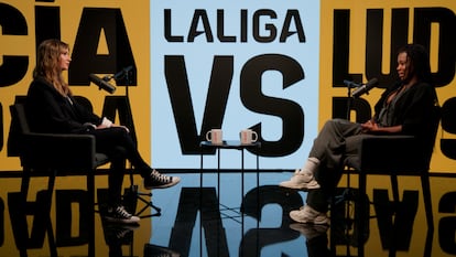 La delantera del Atlético de Madrid Ludmila da Silva (a la derecha), durante su charla con la periodista Lucía Taboada para el videopódcast de LALIGA VS.