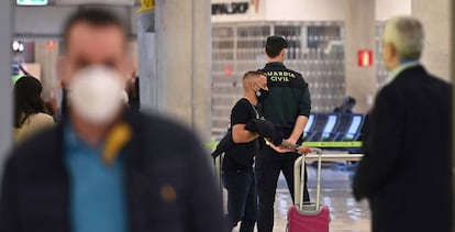 Un Guardia Civil monta guardia en el aeropuerto de Madrid-Barajas, donde es obligatoria la prueba PCR para pasajeros de vuelos procedentes de países con riesgo. 