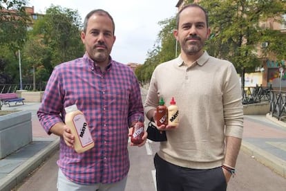 Juan (izquierda) y Andrés Casanova (derecha), con varios de sus productos