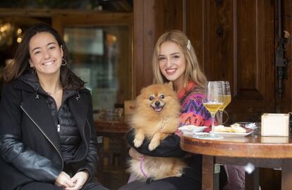 María Arroyo y Saray Hernández (21 años), acompañadas por el simpático perro Lucas, estudian Periodismo en Valladolid. Esta vez se han permitido ausentarse por el cumpleaños de la primera, quien recela de la ideología de Casado. Arroyo piensa que el candidato del PP ha girado hacia posiciones más tradicionales y la apoya porque “Vox es mucho más radical”.