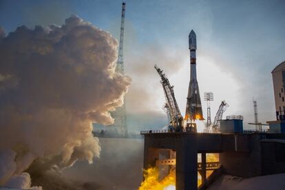 La nave espacial Soyuz despega desde la plataforma de lanzamiento en el Cosmodrome de Vostochny (Rusia).