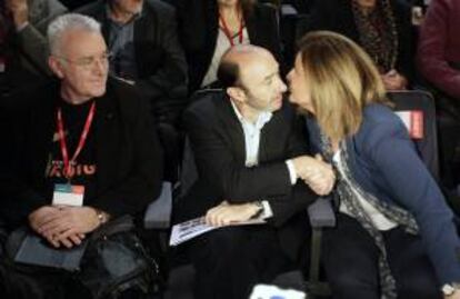 La ministra de Trabajo, Fátima Báñez, saluda, al secretario general del PSOE, Alfredo Pérez Rubalcaba (c) en presencia  del coordinador federal de IU, Cayo Lara, durante la clausura del X Congreso Confederal de CCOO que promulga hoy a Ignacio Fernández Toxo como secretario general del sindicato para un segundo mandato.