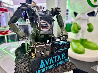 “Queremos mostrar que un ordenador no tiene que tener únicamente una caja aburrida. Puede ser un cohete, una máquina futurista o cualquier objeto espacial”, indica Arvin Yu, empleado de ASRock. Este robot de la película `Avatar´ se exhibe en el stand de la compañía. Yu considera que construir un PC de este tipo es “bastante fácil”. “Lo más complicado es crear la cubierta decorativa y darle la forma de robot, cohete u otra cosa. Es imprescindible asegurarse de que todo encaje bien con los componentes internos”, asegura.