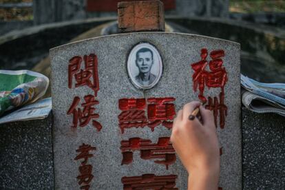 SHAH ALAM, MALAYSIA - APRIL 04:  Malaysian Chinese paint a tombstone during Qing Ming Festival on April 4, 2016 in Shah Alam, Malaysia. Qingming, also known as Tomb-Sweeping Day, on that day people will coming to cleaning the tomb and paying respect to the dead person with offerings their ancestors. This festivals will celebrated on April 4-6 every year. (Photo by Mohd Samsul Mohd Said/Getty Images)