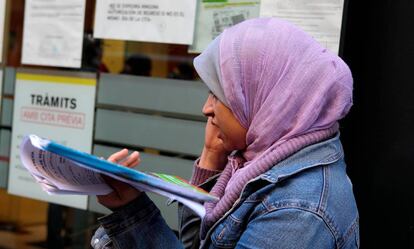 Una inmigrante musulmana en una oficina de extranjería de Barcelona.