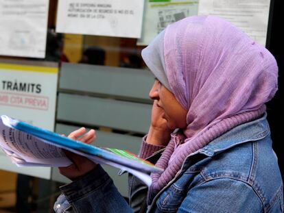 Una inmigrante musulmana en una oficina de extranjería de Barcelona.