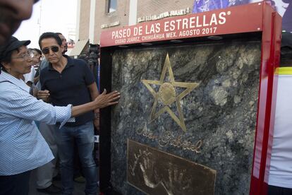 La estrella de Juan Gabriel es presentada en la avenida Juárez, lugar en el que desarrollo parte de los primeros años de la carrera artística del cantante.