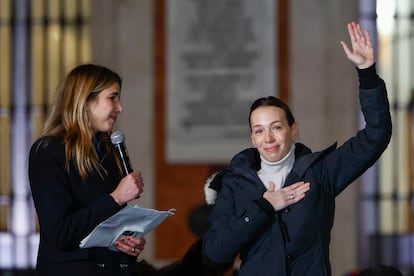 Carolina Gonzlez (derecha), hija de Edmundo Gonzlez, participa en una manifestacin convocada en Madrid este jueves, en vsperas de la toma de posesin presidencial en Caracas.