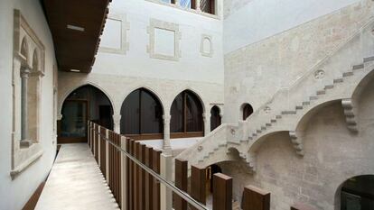 El patio del edifico gótico, tras la intervención de Santiago Vives que lo ha transformado en el vestíbulo del museo.