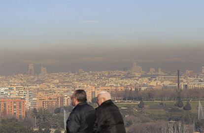 La ministra de Medio Ambiente convoca a los consejeros del ramo de todas las comunidades autónomas antes de que acabe este mes para analizar la calidad del aire, después de citar de forma urgente al presidente de los alcaldes para intentar gravar a los coches más sucios.