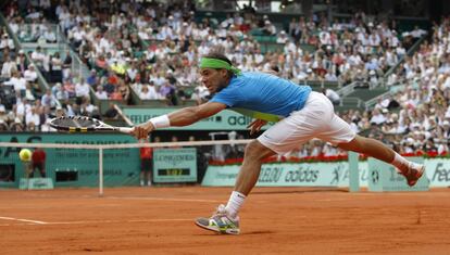 Nadal trata de devolver la bola de revés durante la final de Roland Garros 2010 frente a Robin Soderling.