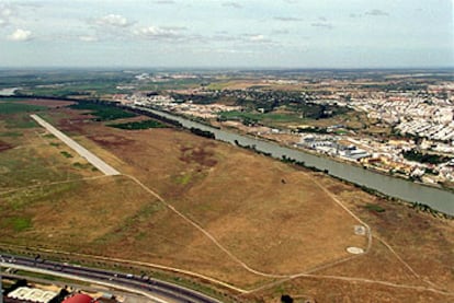 Vista aérea de los terrenos del antiguo aeródromo militar de Sevilla, ahora conocidos como dehesa de Tablada.