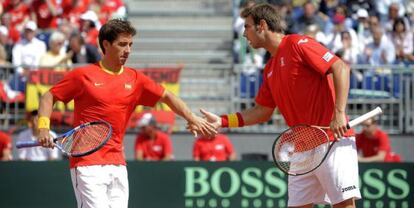 Marc López y Marcel Granollers celebran un punto con España.