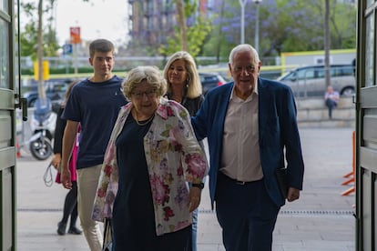 El candidato de ERC a la alcaldía de Barcelona, Ernest Maragall, llega a la Estació del Nord de Barcelona, junto a su esposa y familiares para seguir la noche electoral.