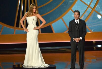 Sofía Vergara y el presidente de la Academia de la Televisión de Estados Unidos, Bruce Rosenblum.