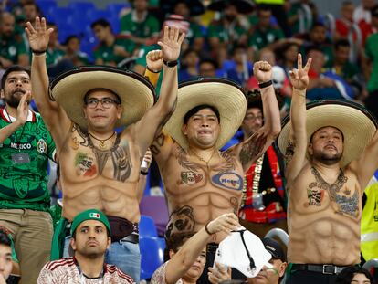 Aficionados mexicanos en el partido de México - Polonia