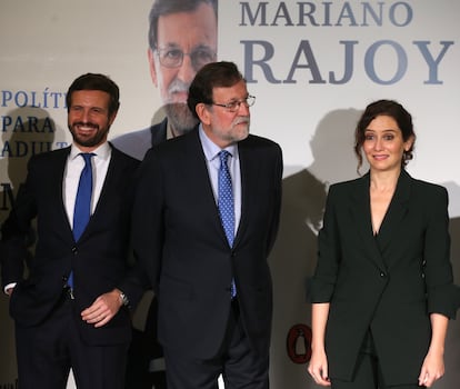 Pablo Casado, Mariano Rajoy e Isabel Díaz Ayuso, durante la presentación del libro del expresidente, ‘Política para adultos’, el pasado 1 de diciembre.