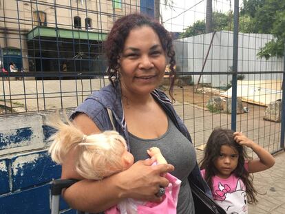 Jeane Maria e a filha de seis anos na porta de uma ocupação na Zona Norte.