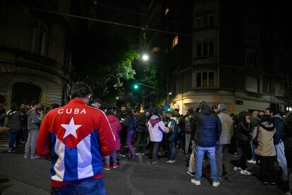 Ciudadanos se reúnen afuera de la casa de la vicepresidenta.