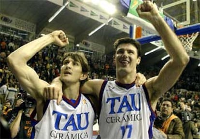 Foirest y Gadou celebran, brazo en alto, puño cerrado, el pase del Tau a la final.

.