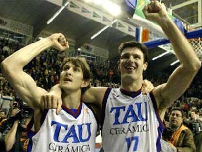 Foirest y Gadou celebran, brazo en alto, puño cerrado, el pase del Tau a la final.
.