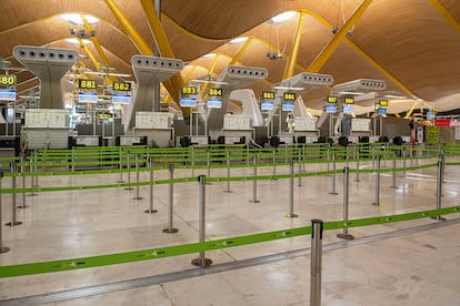 Zona de embarque de la terminal T4 del aeropuerto de Barajas vacía por la crisis del coronavirus.