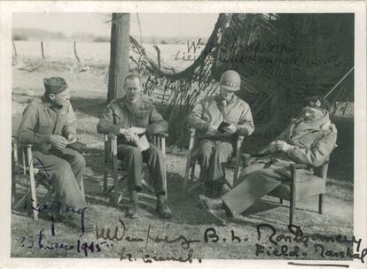 El mariscal Montgomery (derecha), con los generales Ridgeway, Simpson y Dempsey, el 23 de marzo de 1945 antes de cruzar el Rhin, en una foto perteneciente a la Fundación Castañé.