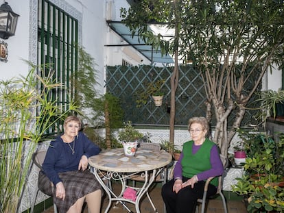 Claudia y Amparo, sentadas en su porche de la colonia Ciudad Jardín Alfonso XIII.