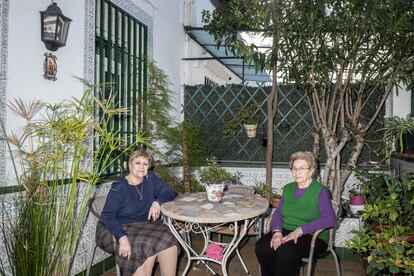 Claudia y Amparo, sentadas en su porche de la colonia Ciudad Jardín Alfonso XIII.