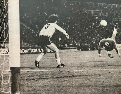 Sandrino Castec anota el icónico gol de chilena en un partido contra Argentina, el 18 de septiembre de 1980 en Mendoza