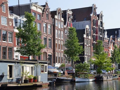 Casas em Amsterdã junto a um canal.