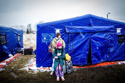 Mujeres y niñas refugiadas provenientes de Ucrania esperan a poder entrar en Rumania frente a una tienda de campaña en la frontera entre ambos países. Este miércoles, la agencia de la ONU para los refugiados, Acnur, ha estimado en cuatro millones “las personas que podrían escapar de Ucrania en las próximas semanas y meses”. Ya lo ha hecho un millón, según ha anunciado este jueves el máximo responsable de Acnur, Filippo Grandi.