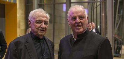 Frank O. Gehry, a la izquierda, y Daniel Barenboim este viernes en la gala del Guggenheim. 